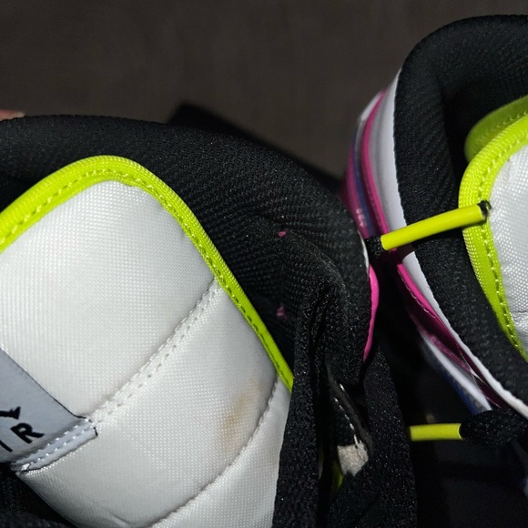 Air Jordan 1 Mid SE “Voltage” - Picture 6 of 6